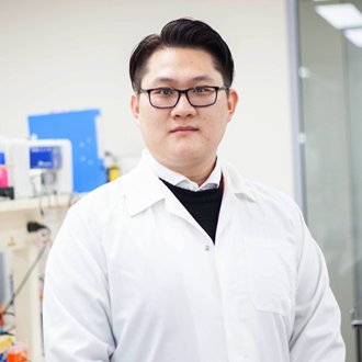 Yuyang Song in the laboratory